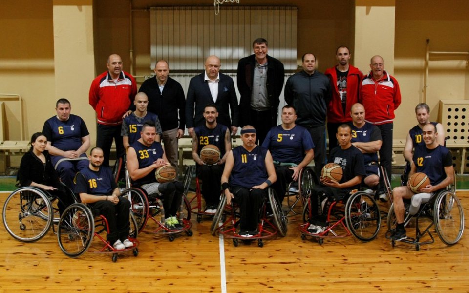 Кралев: Ще закупим спортни колички на баскетболистите с увреждания