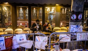 Един от баровете, пострадали в Париж, отново отвори