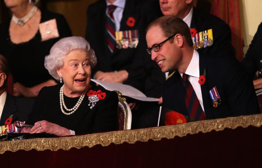 Уилям говори с баба си кралица Елизабет II преди началото на церемония за деня на възпоменанието в Роял Албърт Хол.