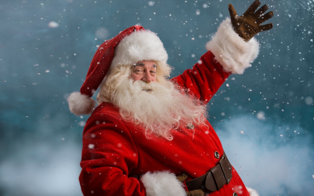 <p><strong>Дядо Коледа носи червени дрехи</strong></p>

<p>Не е така, в различните култури добрият старец е носил зелени, бели, сини или червени дрехи. През 30-те години обаче Кока Кола използва Дядо Коледа в рекламата си и го облича в червено, което води до съвременния образ на Дядо Коледа.</p>