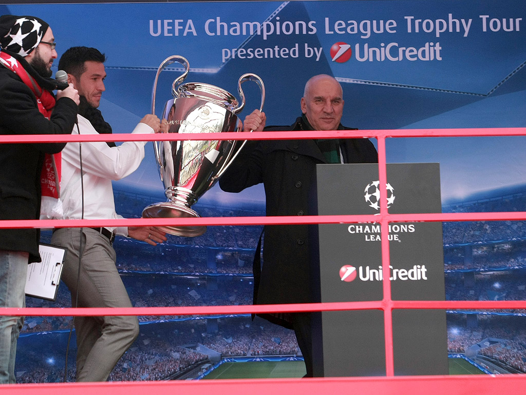Най-престижното отличие в клубния футбол Купата на UEFA Champions League, представена от УниКредит, и футболните трофей са изложени в София (на 10-11 декември), в Бургас (14-15 декември) и във Варна (17-18 декември).