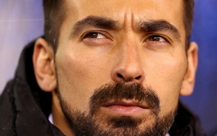 Ха! Лавеци се размина скандално с червен картон