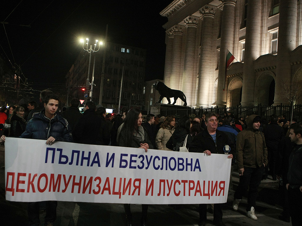 Съдии от всички столични съдилища, както от Върховния административен и Върховния касационен съд, бивши и настоящи членове на Висшия съдебен съвет (ВСС), изтъкнати юристи застанаха на стълбите на съдебната палата. Подкрепят ги и адвокати. Тази вечер магистратите, както и част от тези, които ги подкрепят, са закачили на реверите си символичен знак - везна.