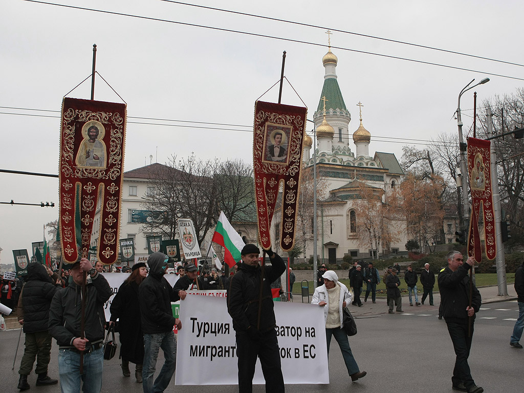 Стотици българи се събраха днес в 11 ч. пред БНБ за обявеното шествие – митинг срещу посещението на премиера на Турция Давутоглу , организирано от партия Атака.