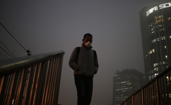 Гъст и опасен смог отново обгръща Китай (снимки и видео)