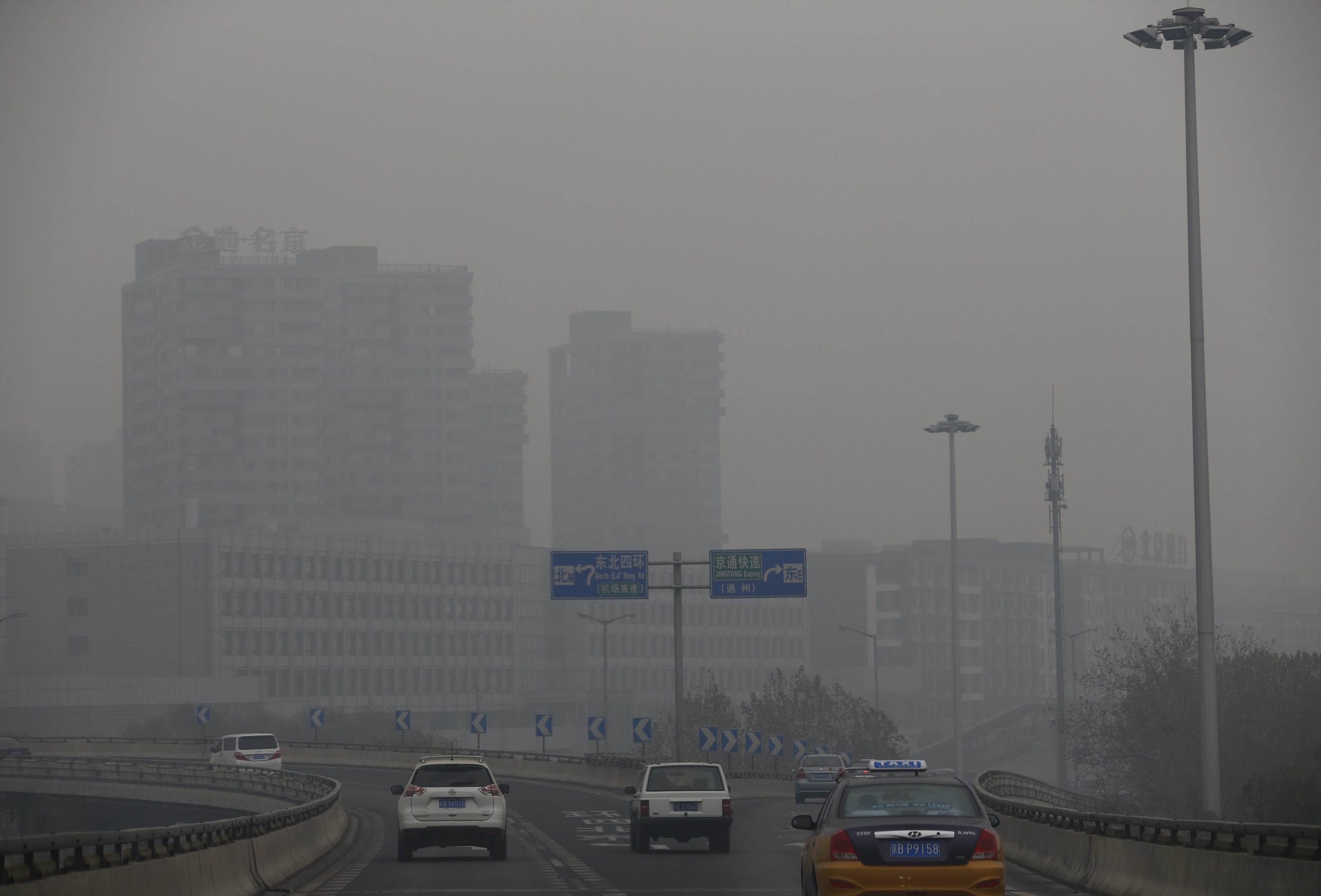 Китайския Национален метеорологичен институт съобщи, че смогът ще се разпростира от град Сиан през Пекин до Шънян и Харбин в североизточната част на страната.