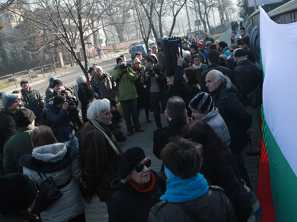 Протестиращите срещу спирането на предаването "Деконструкция" по програма "Хоризонт" блокираха движението по бул. "Драган Цанков" пред сградата на БНР