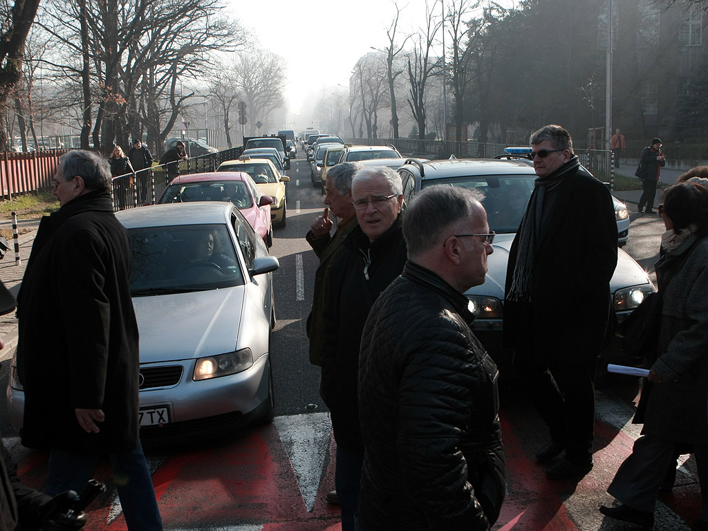 Протестиращите срещу спирането на предаването "Деконструкция" по програма "Хоризонт" блокираха движението по бул. "Драган Цанков" пред сградата на БНР