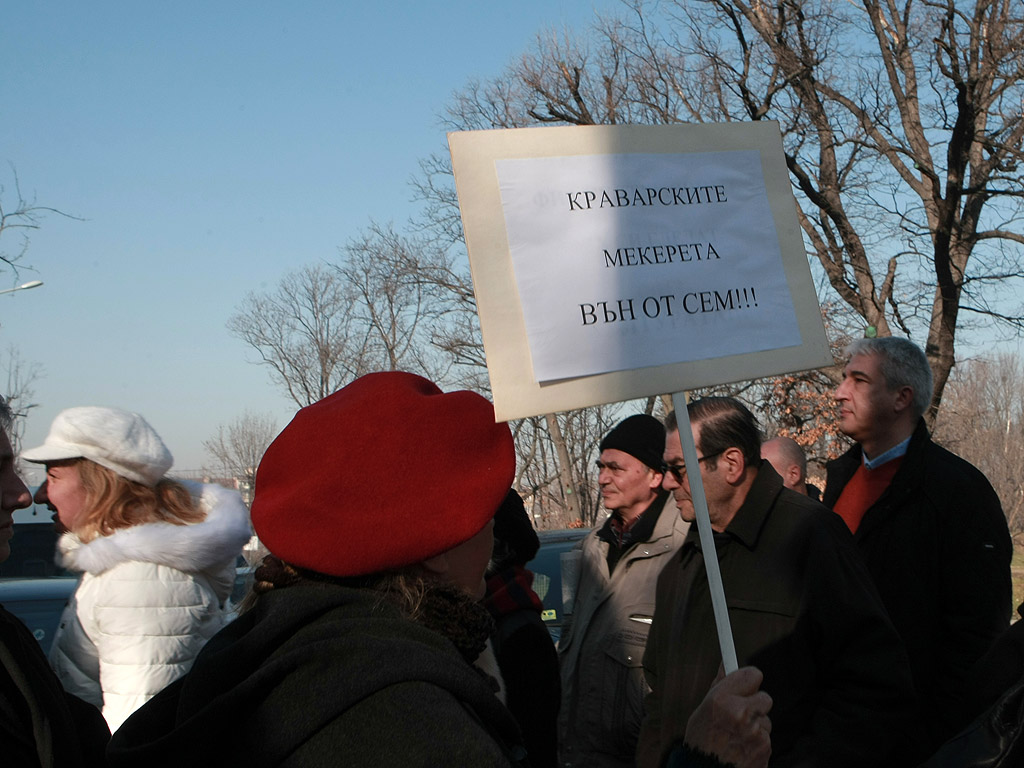 Протестиращите срещу спирането на предаването "Деконструкция" по програма "Хоризонт" блокираха движението по бул. "Драган Цанков" пред сградата на БНР