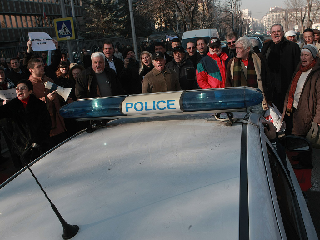 Протестиращите срещу спирането на предаването "Деконструкция" по програма "Хоризонт" блокираха движението по бул. "Драган Цанков" пред сградата на БНР