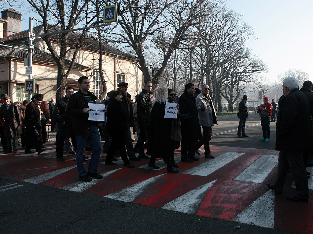 Протестиращите срещу спирането на предаването "Деконструкция" по програма "Хоризонт" блокираха движението по бул. "Драган Цанков" пред сградата на БНР