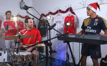 ВИДЕО: Петър Чех пак хвана палките, включи в бенда Алексис и Начо