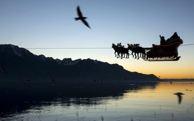 Дядо Коледа се върна на Северния полюс, след като раздаде подаръците