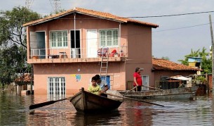 Разрушителни наводнения в Южна Америка