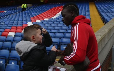 Ас на Саутхемптън забит на пейката заради закъснение