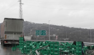 Стотици литри бира се изляха на АМ "Струма" (снимки)