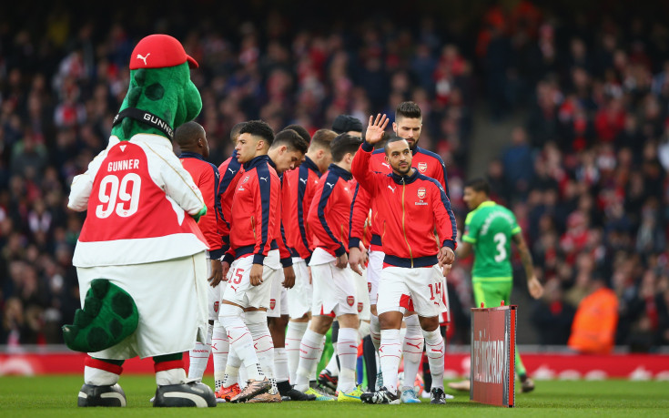 ВИДЕО: Арсенал се втурна да защитава трофея си