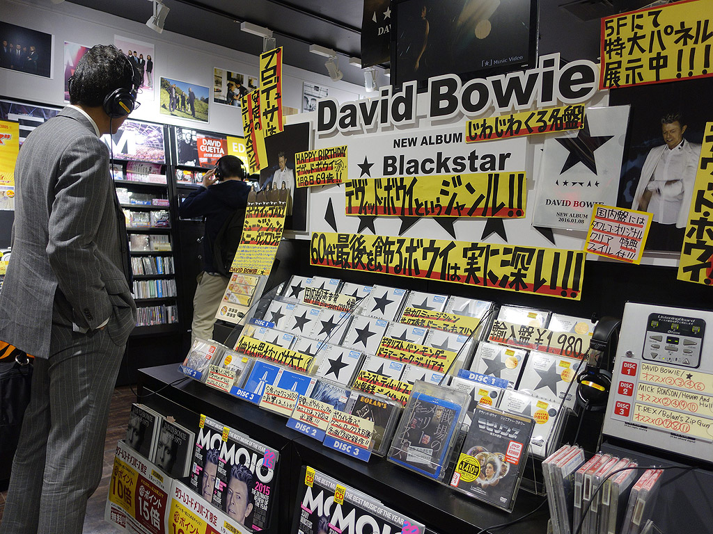 Британската роклегенда Дейвид Бауи почина след дълга борба с рака