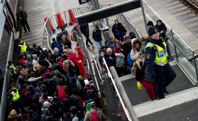 Швеция ще експулсира 80 хил. мигранти