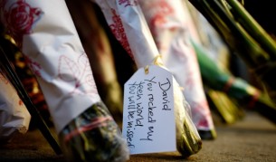 Хиляди скърбят за Дейвид Бауи