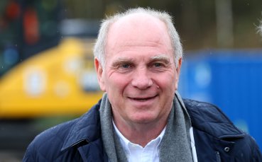 Ули Хьонес вечерял с 30 бежанци на Бъдни вечер