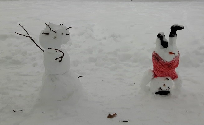 Снежен човек прави челна стойка