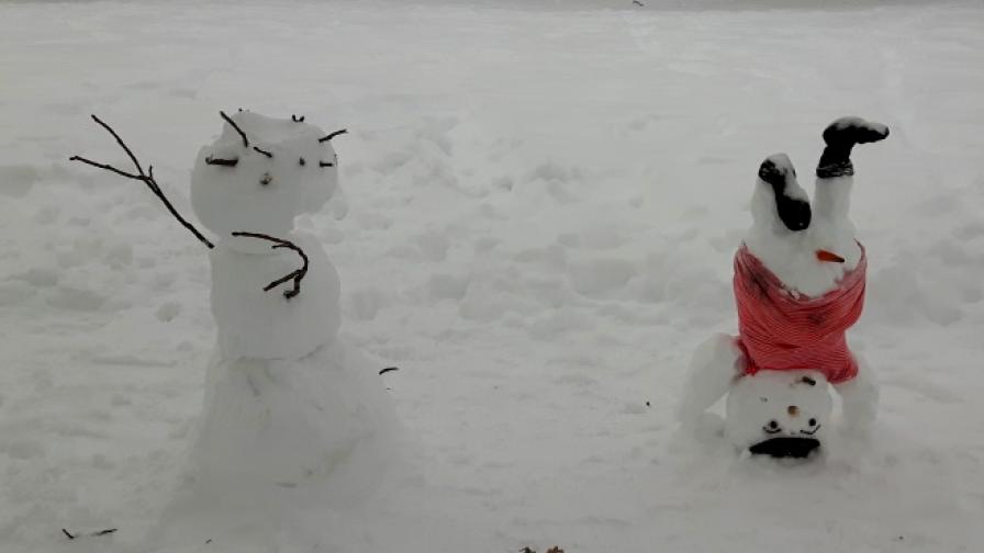 Снежен човек прави челна стойка