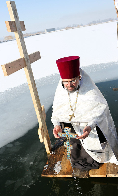 Село Покровка на 15 км от Бишкек, Киргизстан. Потапянето в леденостудените води съвсем не е страшно. Когато температурата на въздуха е минус двадесет, а на водата - плюс два градуса, усещането е такова, че все едно се потапяш в топло мляко.