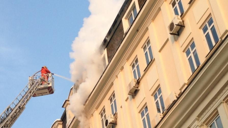 Подпалиха сграда в центъра на София заради висулки