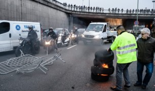 Хаос във Франция, стачкуващи и полиция се сбиха