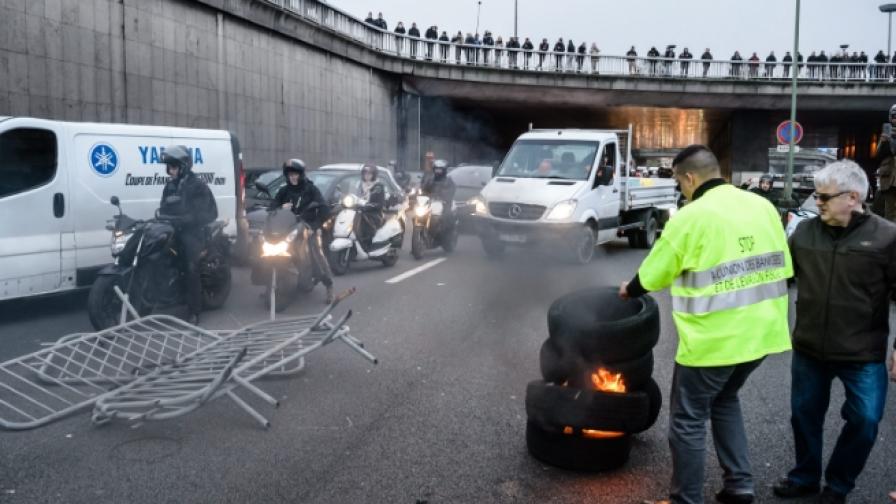 Хаос във Франция, стачкуващи и полиция се сбиха