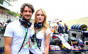 Алешандре Пато води в Лондон изумителна бразилка