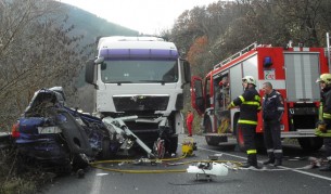 Водач на автомобил с гръцка регистрация загина на място след като се заби в ТИР със софийска регистрация.