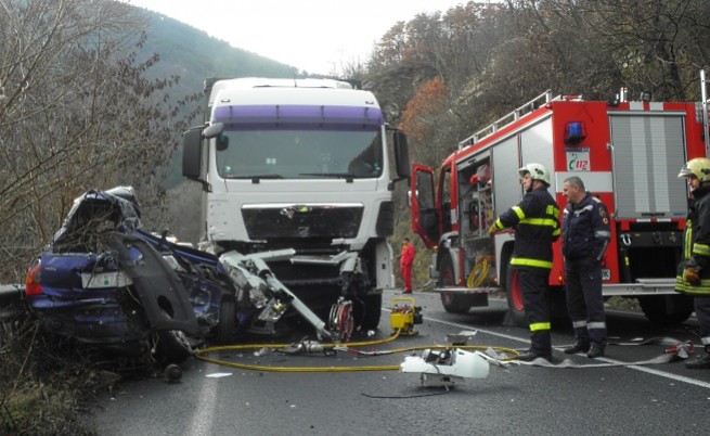 Водач на автомобил с гръцка регистрация загина на място след като се заби в ТИР със софийска регистрация.