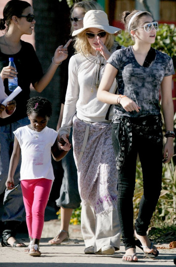 Мадона, Лурдес и малката Мърси - осиновеното от певицата момиченце