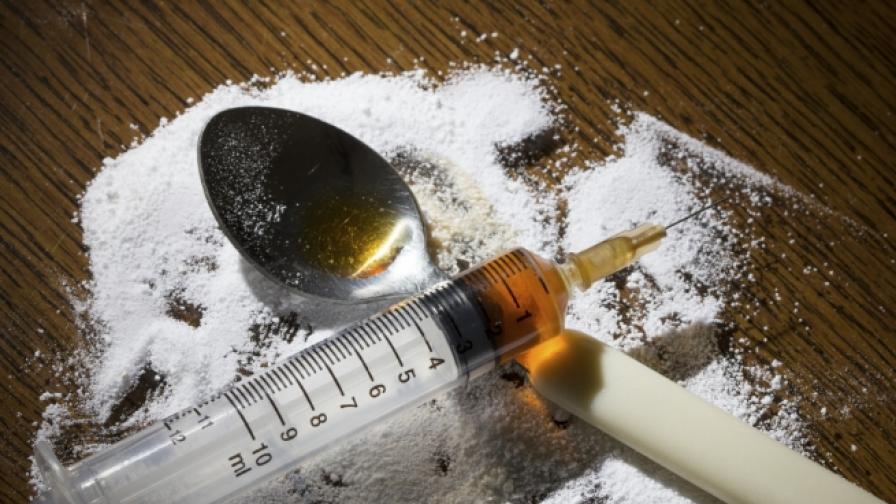 Откриха 9 кг хероин в автомобил на двама българи