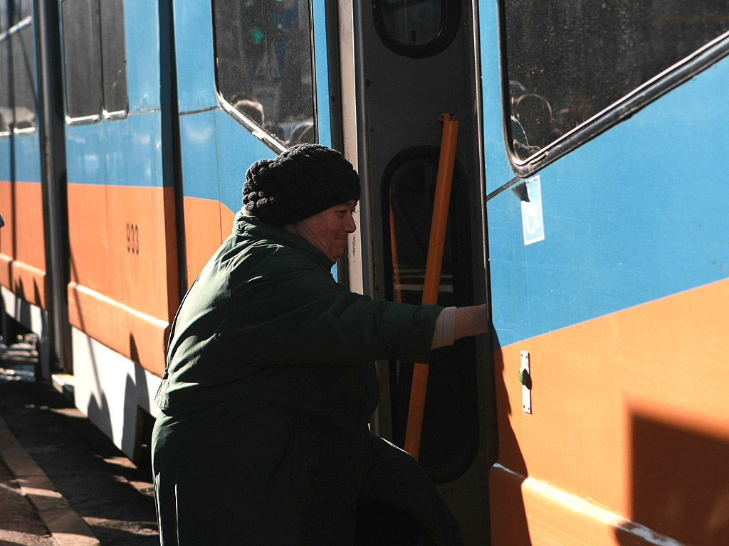 Недоволните събраха над 3000 подписа за запазването на трамвая. Неговото премахване е заложено във връзка с реконструкцията на бул."Скоболев". Предвижда се трамвайното трасе в тунела под НДК да стане локално платно за автомобили с достъп до новата сграда на Софийския районен съд, известна като Военното НДК