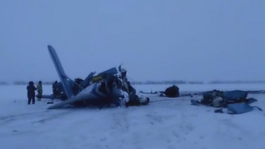 Самолет се разби в Русия, трима загинаха