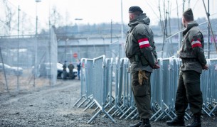 Австрийски войници на границата със Словения