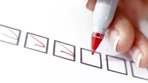 Имената на кои лица се заличават от избирателните списъци и се вписват в списък на заличените лица?