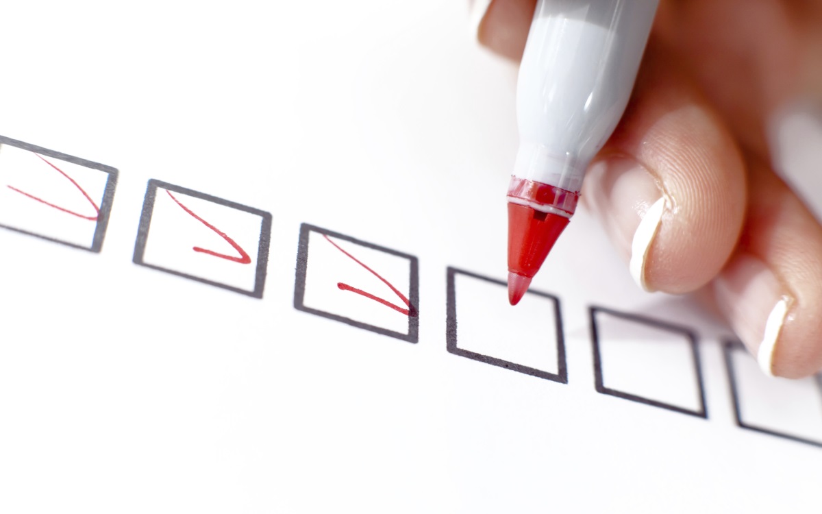 Имената на кои лица се заличават от избирателните списъци и се вписват в списък на заличените лица?