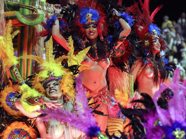 Карнавалът в Рио - феерия от цветове, музика и самба