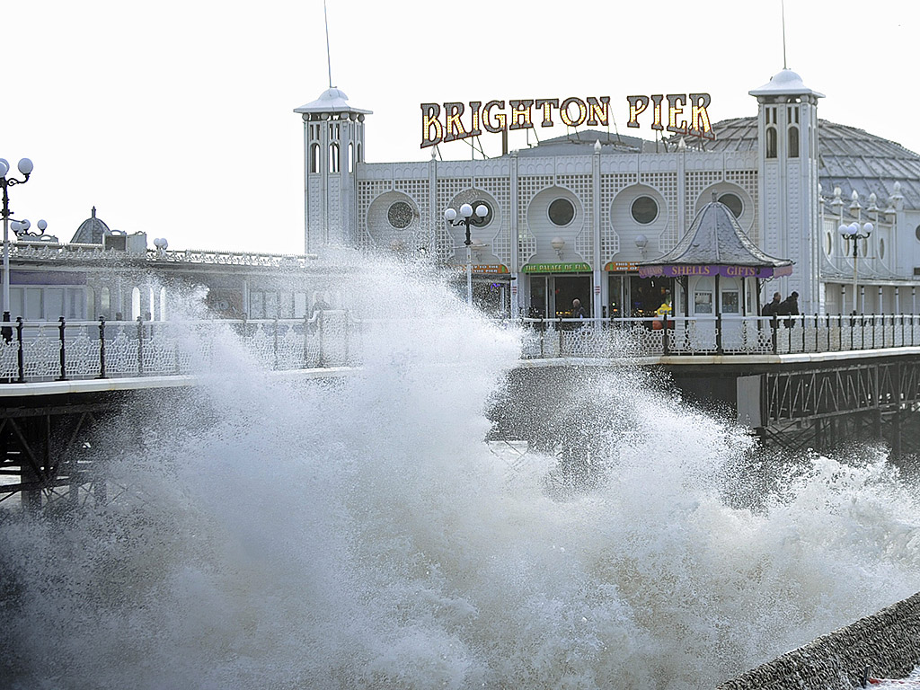 Силни ветрове и огромни вълни заливат историческия Brighton Pier, в Брайтън, Великобритания, след като бурята "Имоджен" връхлетя южния бряг на Великобритания