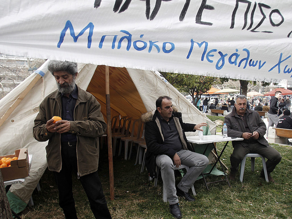 Около 2000 фермери от Крит са пристигнали в гръцката столица Атина, за да участват в протестите срещу пенсионната реформа. Фермери от цяла Гърция ще пристигнат днес в Атина за демонстрации пред парламента, които ще продължат до събота.