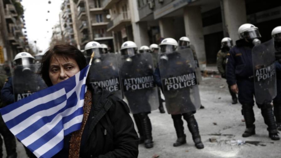 10 ранени полицаи и 4-ма задържани в Гърция