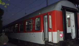 Влак удари автомобил на релсите, има двама ранени