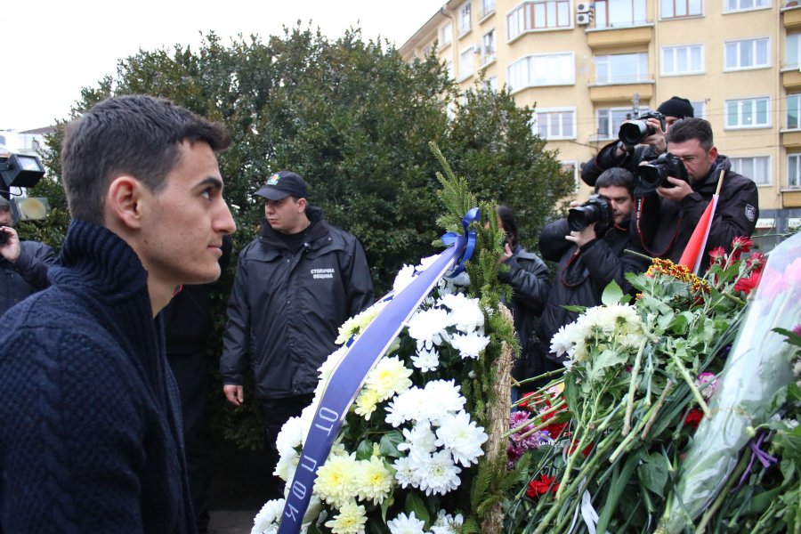 Левски Божидар Краев Апостола паметник годишнина1