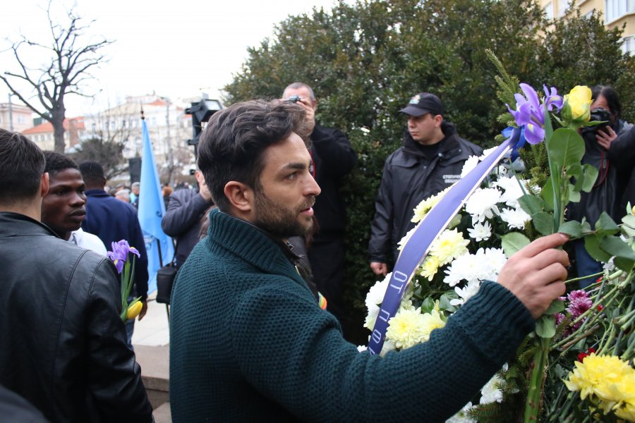 Левски Божидар Краев Апостола паметник годишнина1