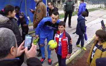 ВИДЕО: Автографи и снимки за феновете на Левски в Шумен