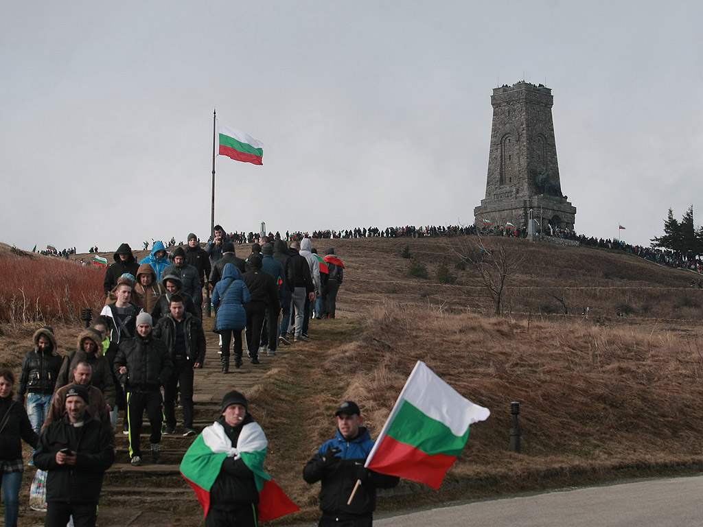 За националния празник 3 март десетки хиляди българи днес се качиха на връх Шипка, за да участват в тържествата по случай 138-мата годишнина от Освобождението на България от турско робство